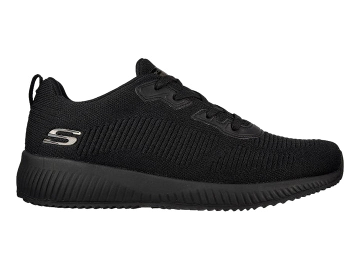 Tenis deportivos Skechers color negro con tejido transpirable y suela a juego.