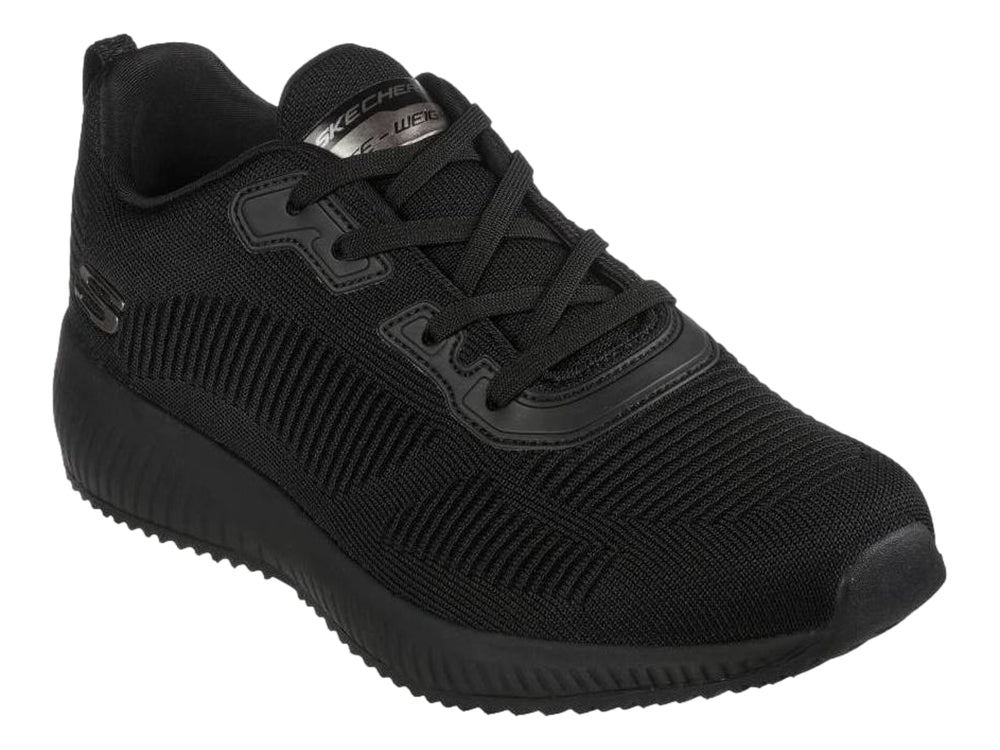 Tenis deportivos Skechers color negro con tejido transpirable y suela a juego.