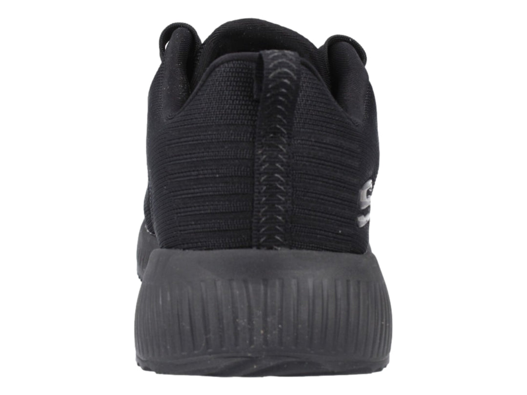 Tenis deportivos Skechers color negro con tejido transpirable y suela a juego.