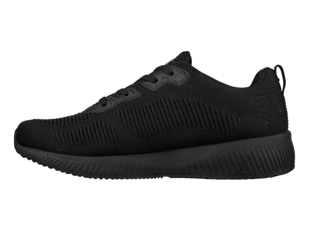 Tenis deportivos Skechers color negro con tejido transpirable y suela a juego.