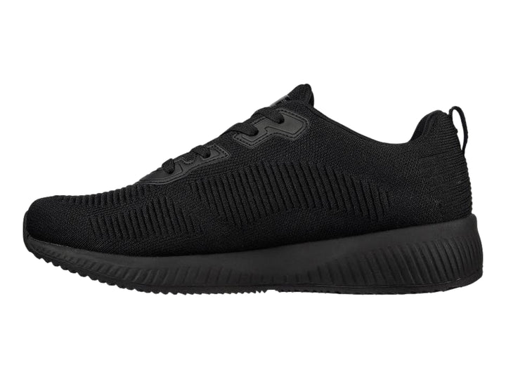 Tenis deportivos Skechers color negro con tejido transpirable y suela a juego.