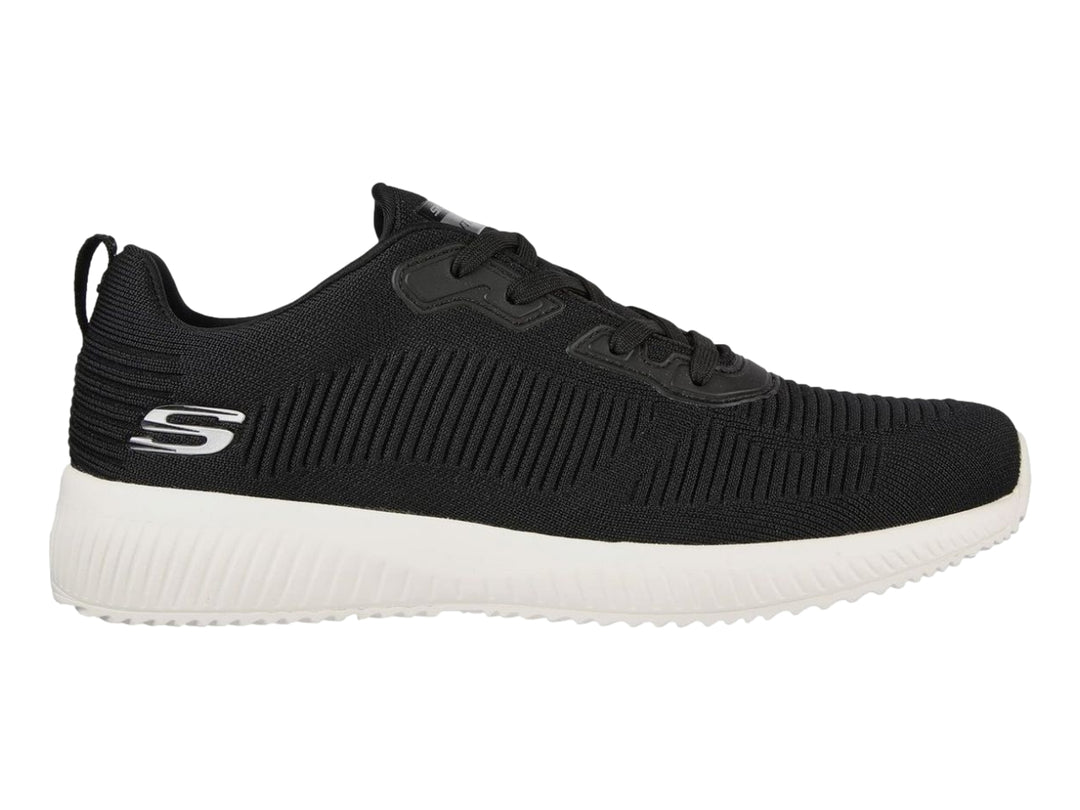 Tenis deportivos Skechers color negro con suela blanca y tejido acanalado.
