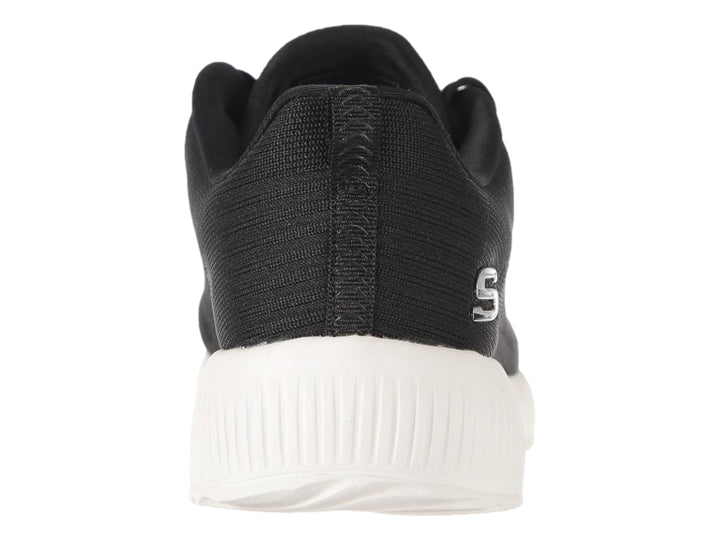 Tenis deportivos Skechers color negro con suela blanca y tejido acanalado.