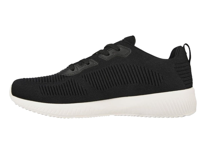 Tenis deportivos Skechers color negro con suela blanca y tejido acanalado.