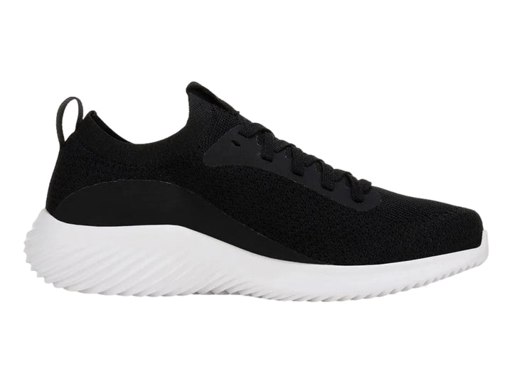Tenis deportivos Skechers color negro con suela blanca y tejido de malla.