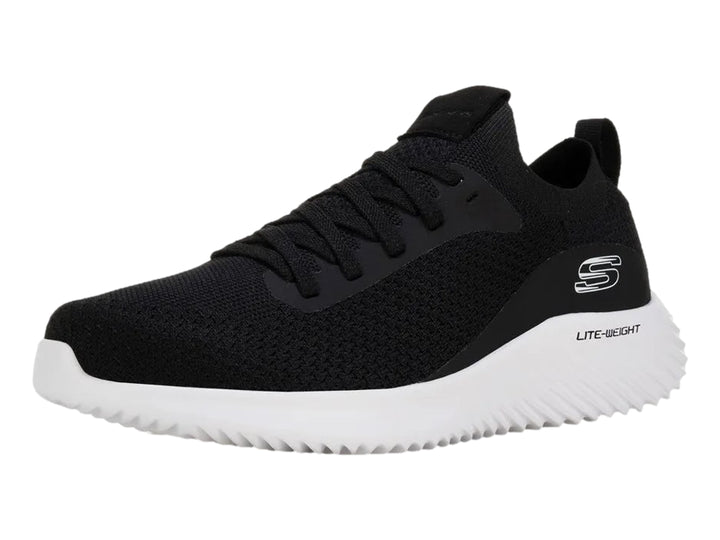 Tenis deportivos Skechers color negro con suela blanca y tejido de malla.