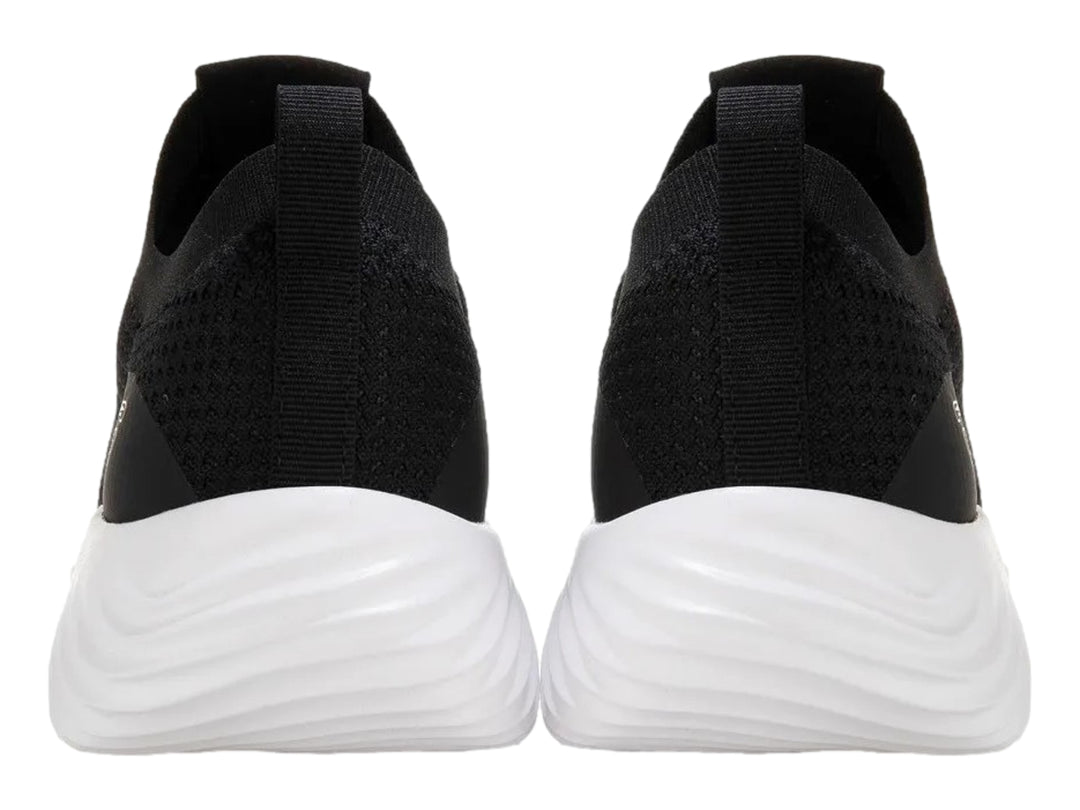 Tenis deportivos Skechers color negro con suela blanca y tejido de malla.