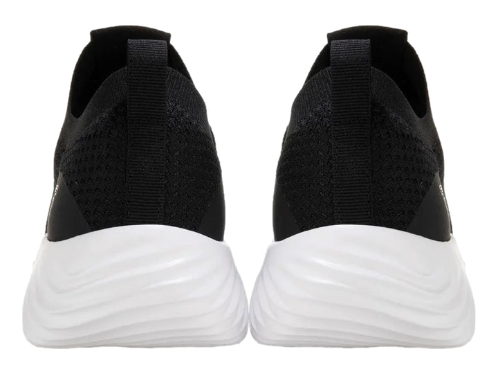Tenis deportivos Skechers color negro con suela blanca y tejido de malla.