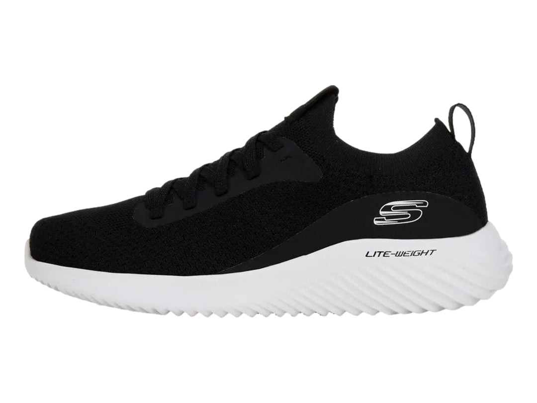 Tenis deportivos Skechers color negro con suela blanca y tejido de malla.