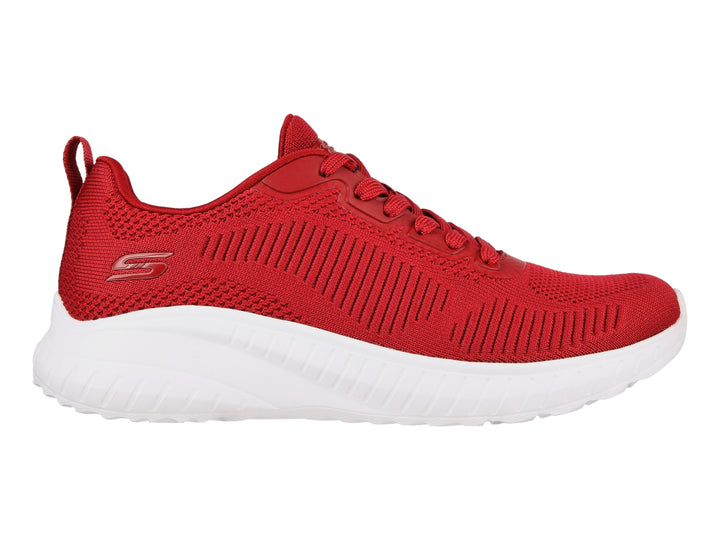 Tenis deportivos Skechers de color rojo con suela blanca y tejido transpirable.