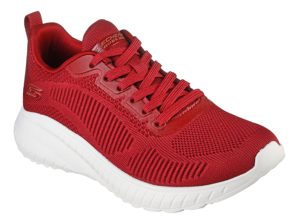 Tenis deportivos Skechers de color rojo con suela blanca y tejido transpirable.