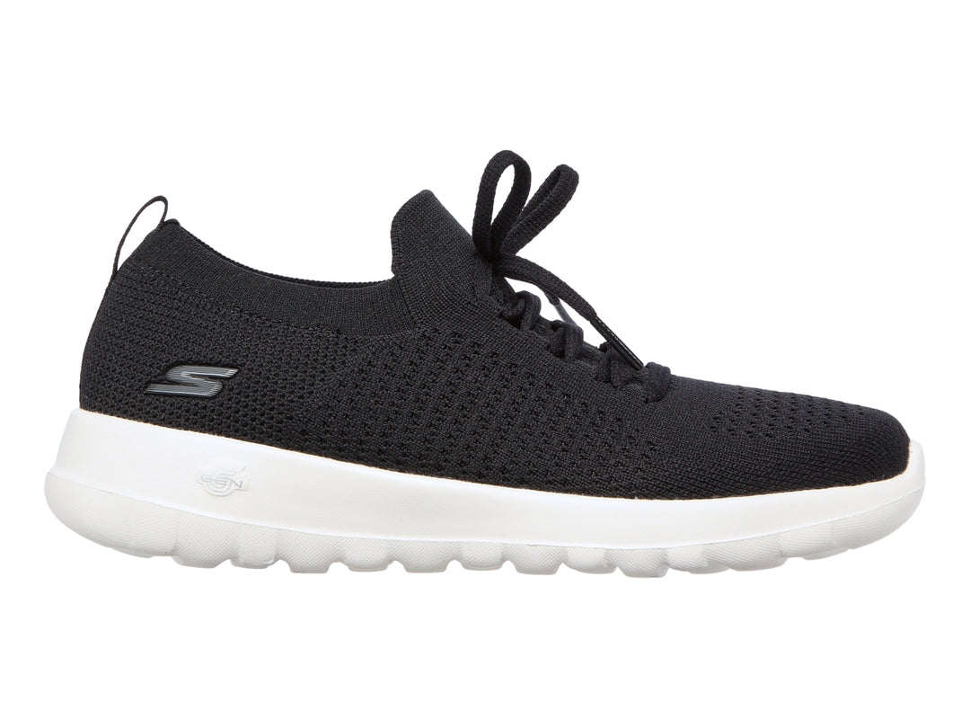 Tenis deportivos Skechers para mujer en color negro con suela blanca y agujetas.