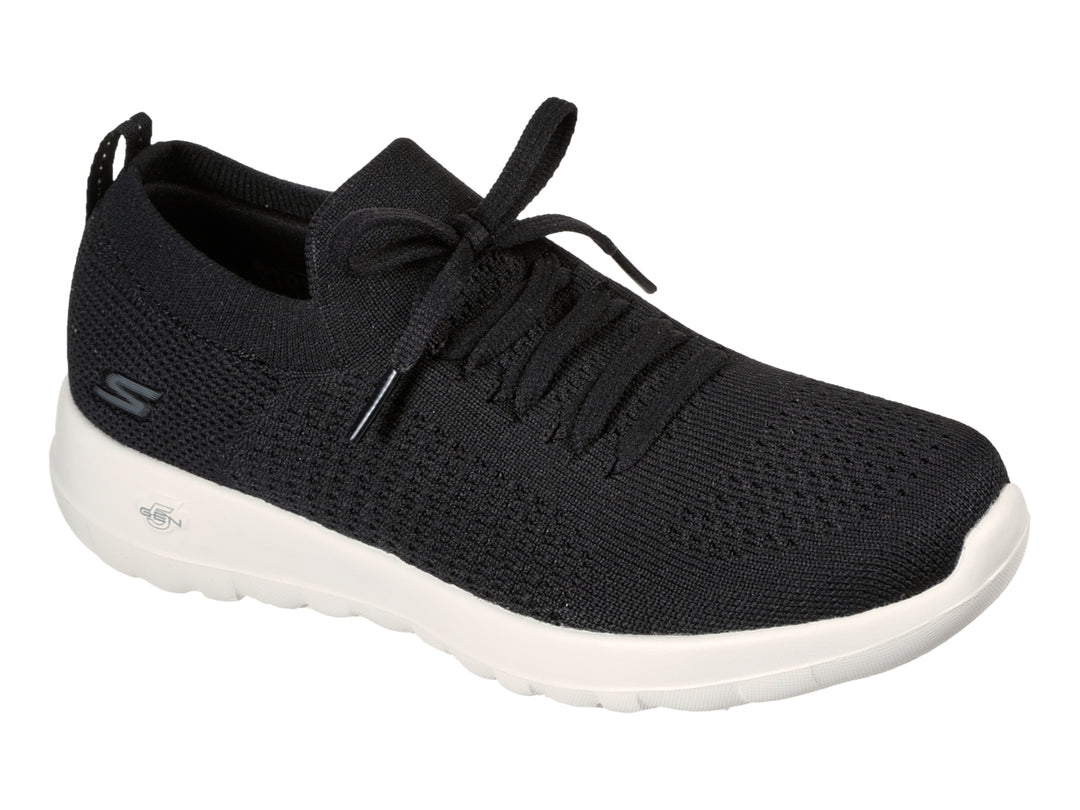 Tenis deportivos Skechers para mujer en color negro con suela blanca y agujetas.