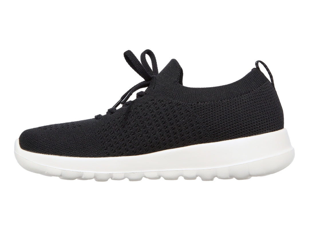 Tenis deportivos Skechers para mujer en color negro con suela blanca y agujetas.