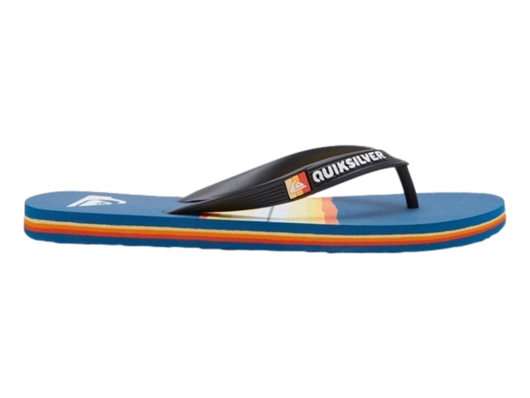 Sandalias Quiksilver color azul con suela de capas multicolores y correa negra.