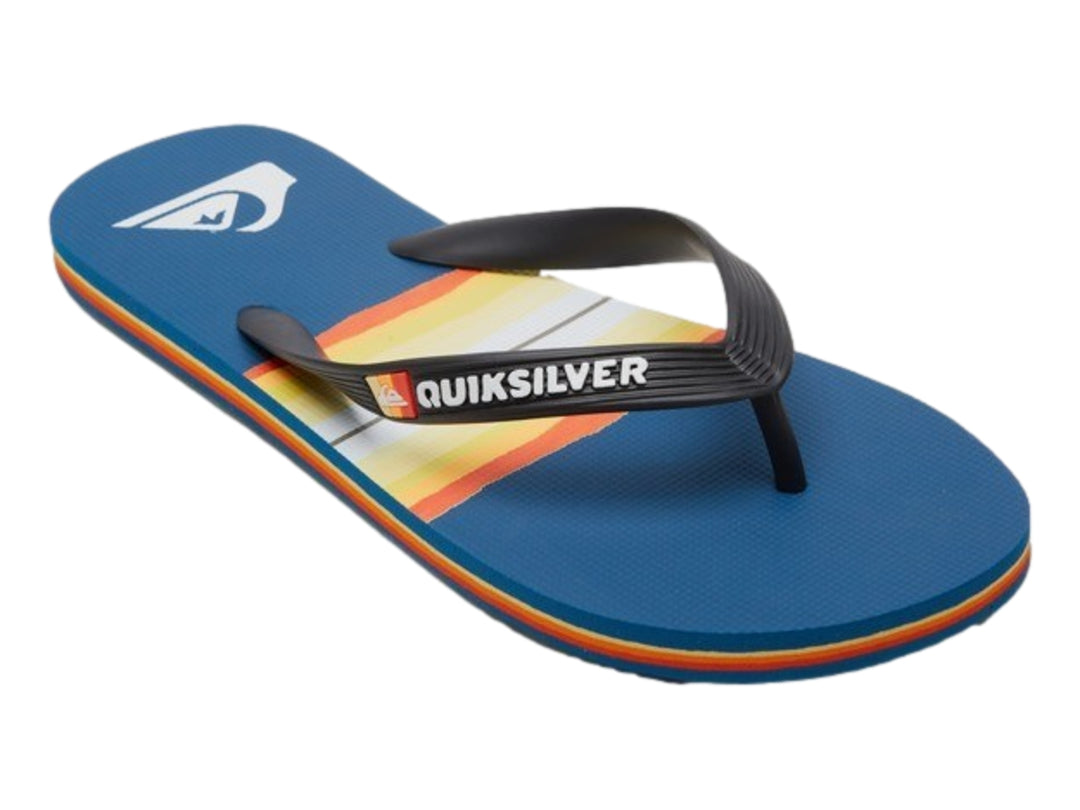 Sandalias Quiksilver color azul con suela de capas multicolores y correa negra.