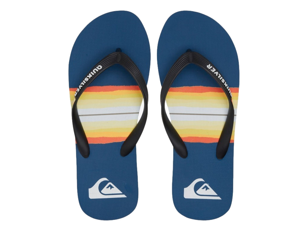Sandalias Quiksilver color azul con suela de capas multicolores y correa negra.