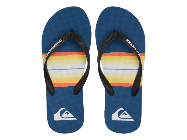 Sandalias Quiksilver color azul con suela de capas multicolores y correa negra.