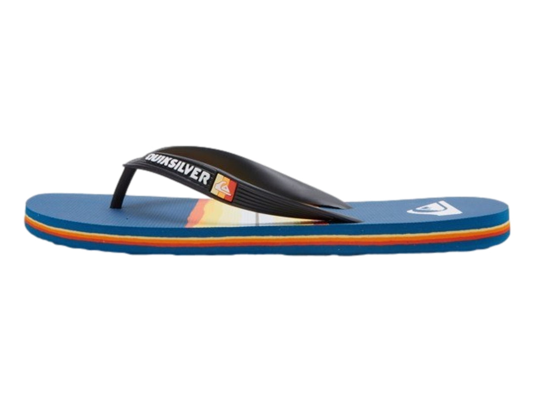 Sandalias Quiksilver color azul con suela de capas multicolores y correa negra.