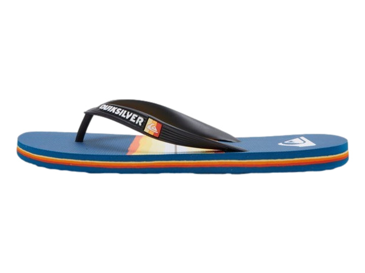 Sandalias Quiksilver color azul con suela de capas multicolores y correa negra.