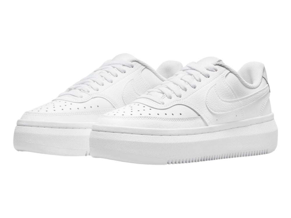 Tenis Nike Court Vision Alta de cuero color blanco total con suela de plataforma.