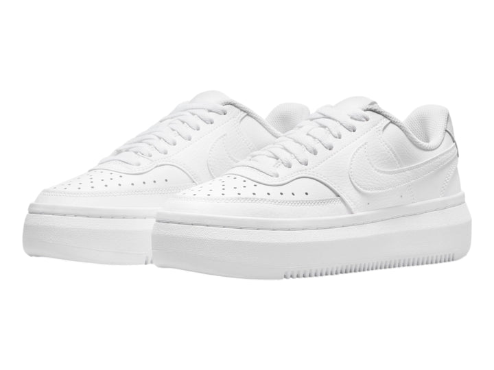 Tenis Nike Court Vision Alta de cuero color blanco total con suela de plataforma.
