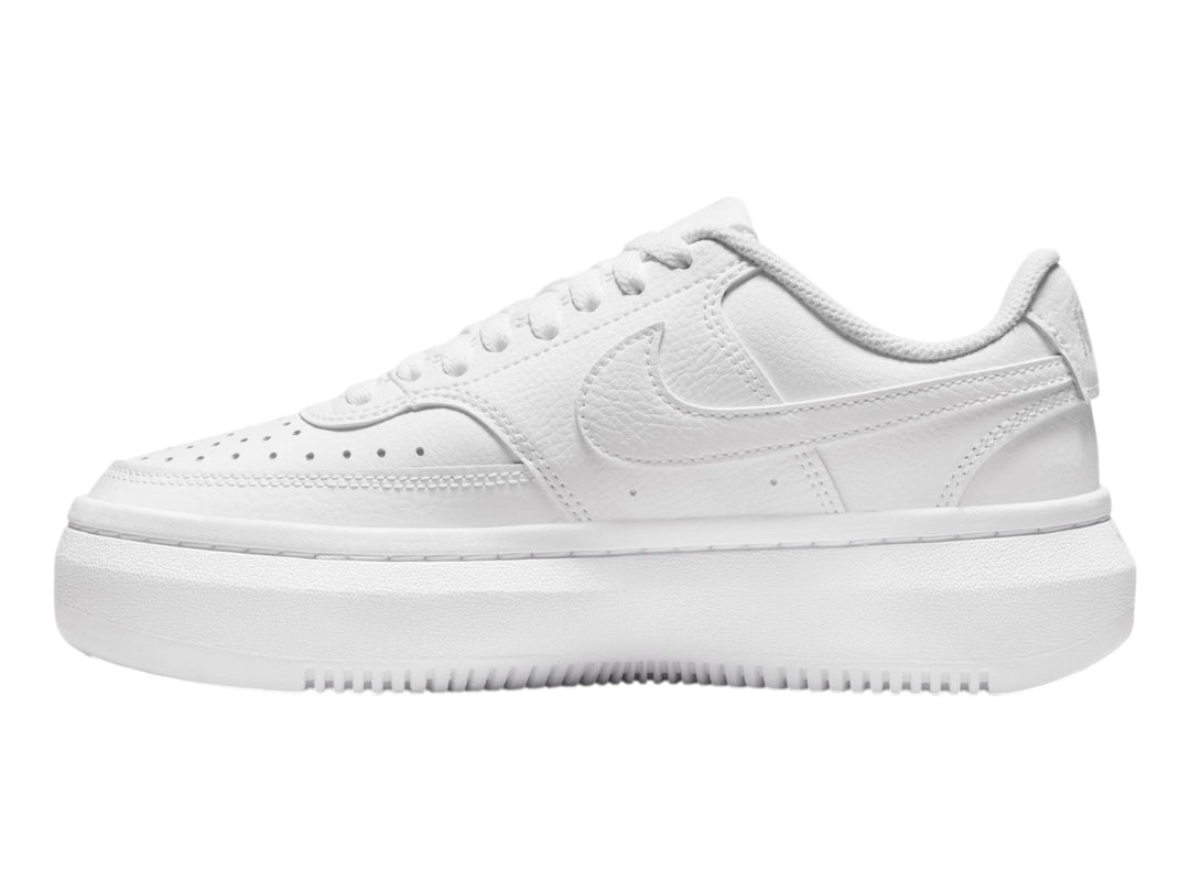 Tenis Nike Court Vision Alta de cuero color blanco total con suela de plataforma.