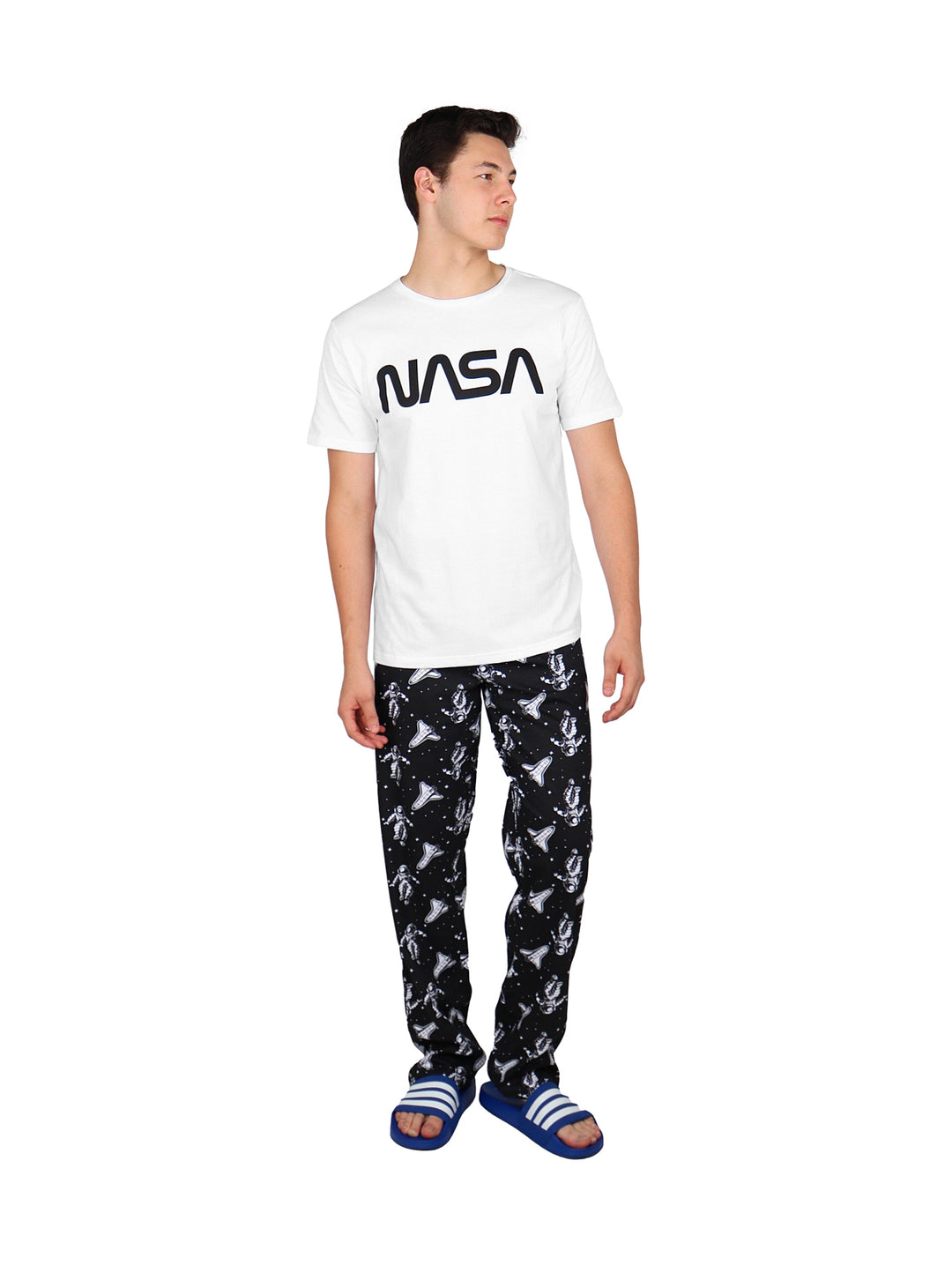 Hombre vistiendo pantalón largo negro con estampado blanco y camiseta blanca.
