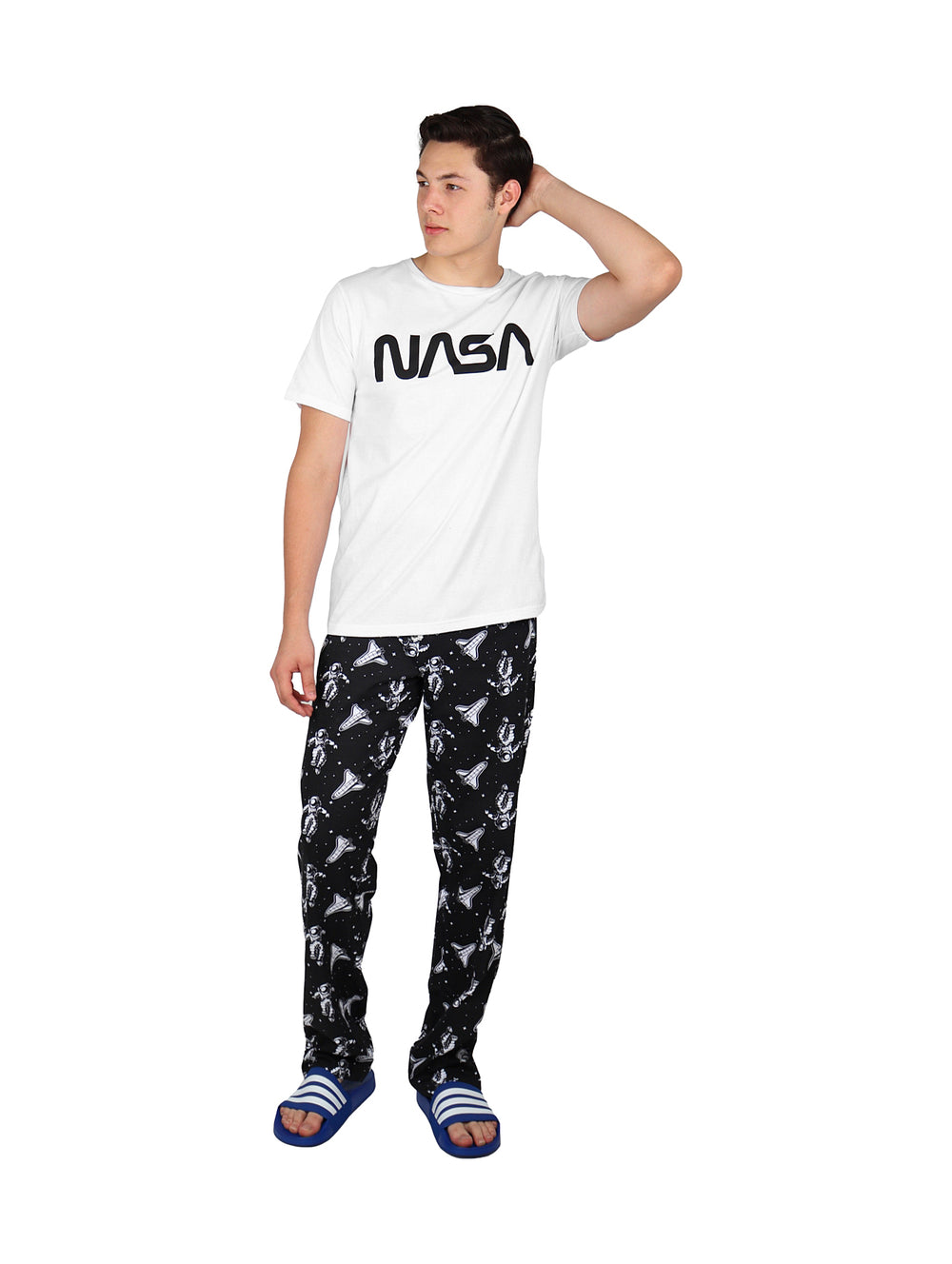 Hombre vistiendo pantalón largo negro con estampado blanco y camiseta blanca.
