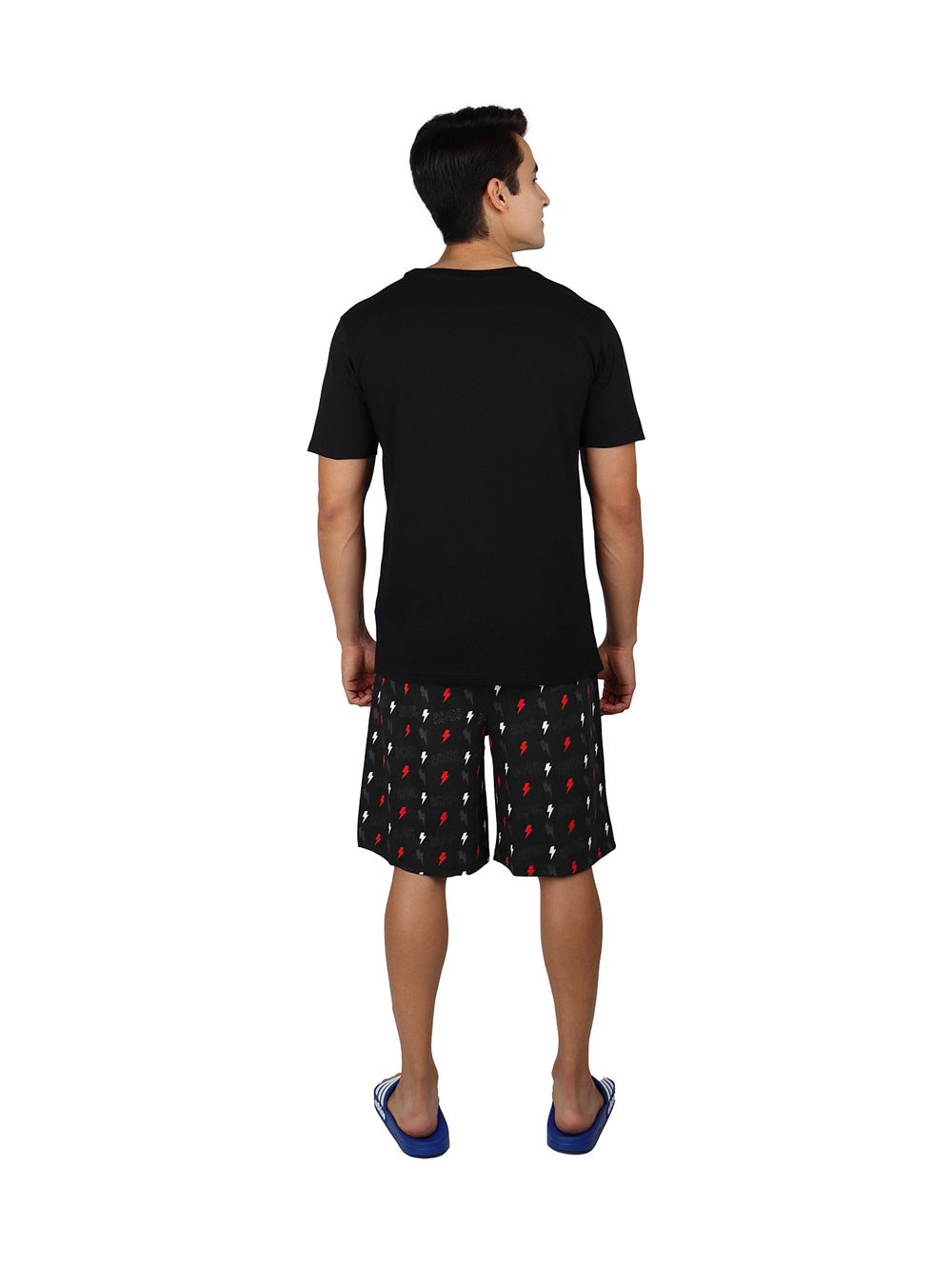 Pantalón corto de pijama color negro con estampado de rayos rojos para hombre.