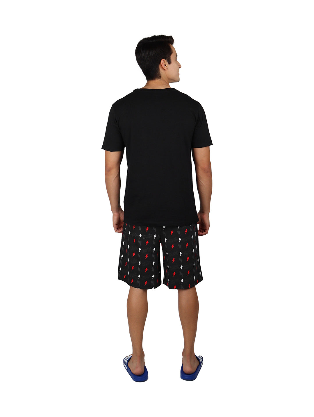 Pantalón corto de pijama color negro con estampado de rayos rojos para hombre.