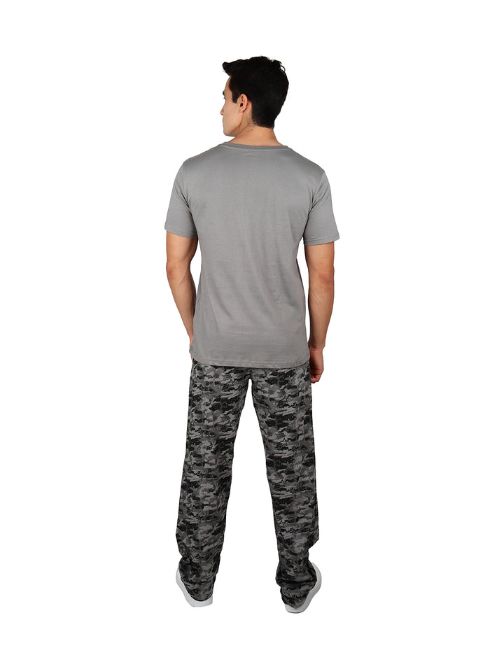 Conjunto de pijama para Hombre con camiseta gris de GI JOE y pantalón largo con estampado de camuflaje en tonos grises.