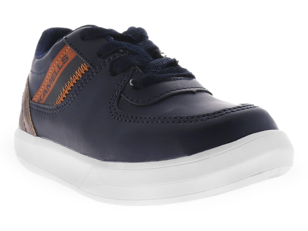 Zapato casual para niño en color azul marino con suela blanca y detalles en café.