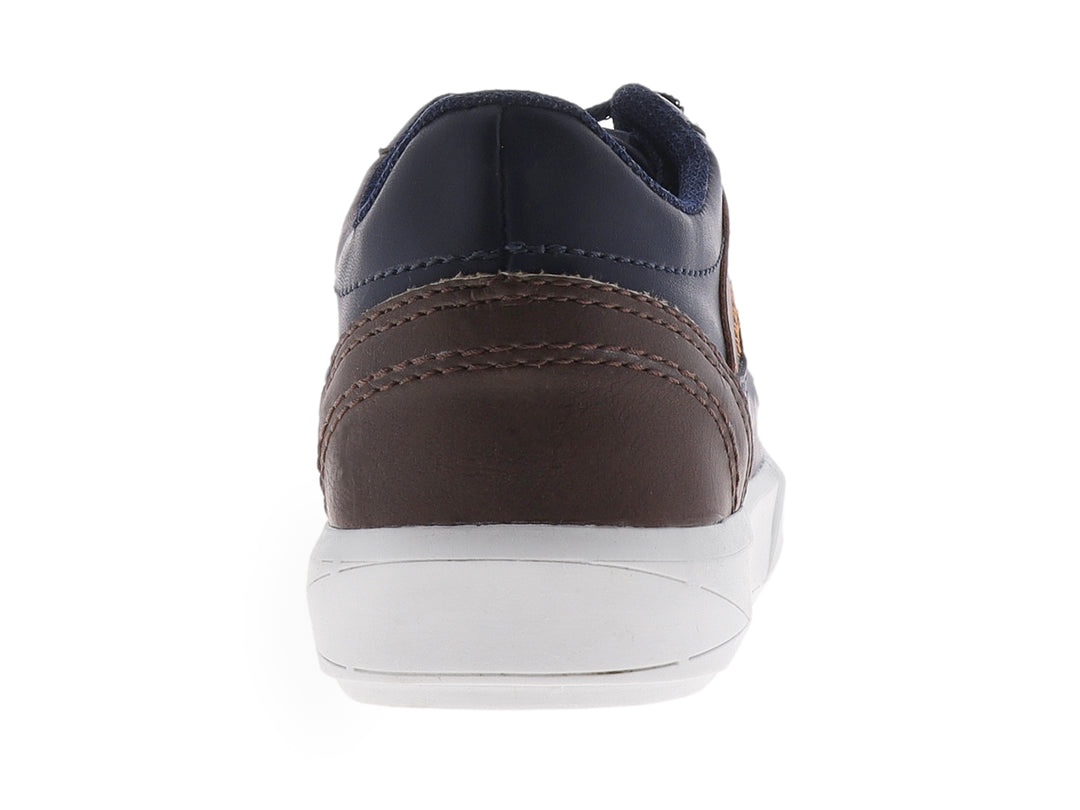 Zapato casual para niño en color azul marino con suela blanca y detalles en café.