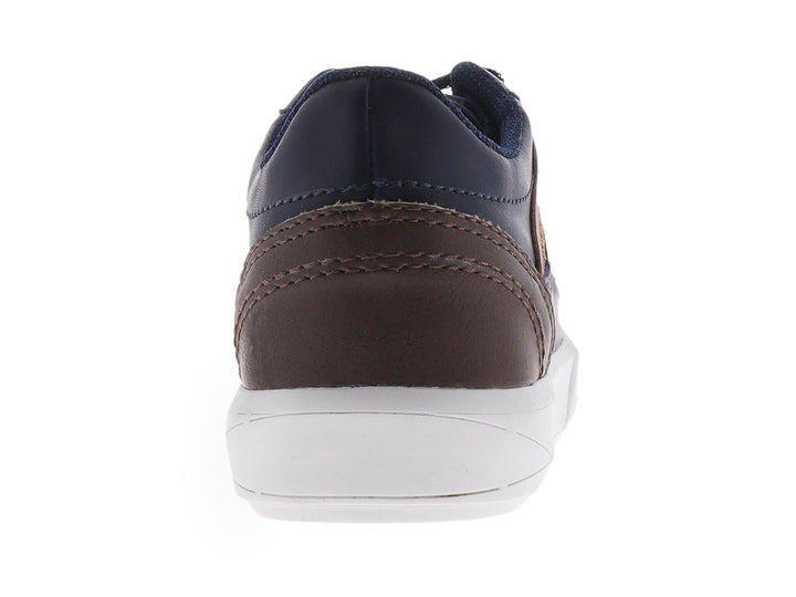 Zapato casual para niño en color azul marino con suela blanca y detalles en café.