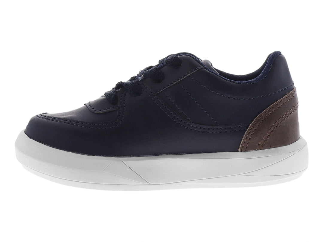 Zapato casual para niño en color azul marino con suela blanca y detalles en café.