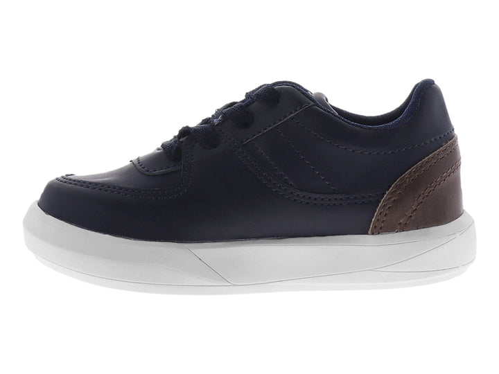 Zapato casual para niño en color azul marino con suela blanca y detalles en café.
