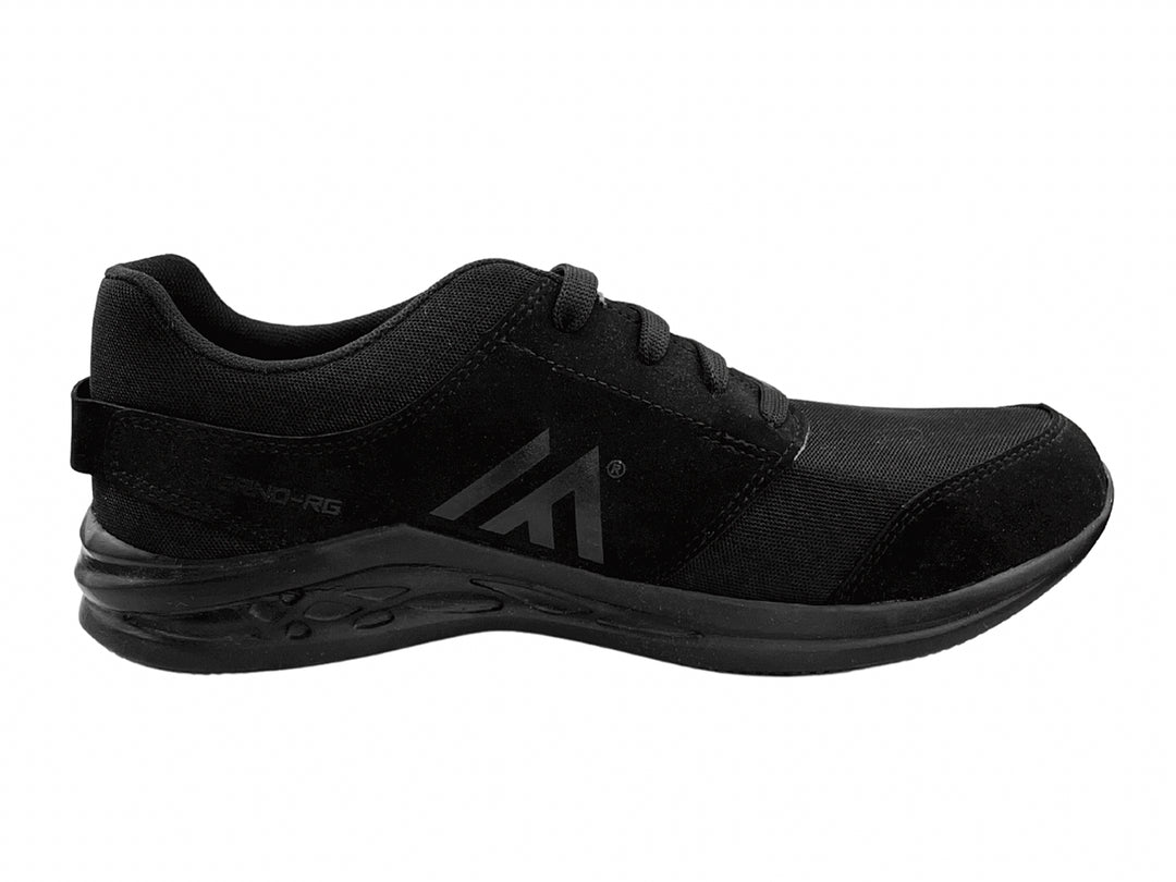 Zapato deportivo negro de la marca Alterno, fabricado en material sintético y malla con agujetas.