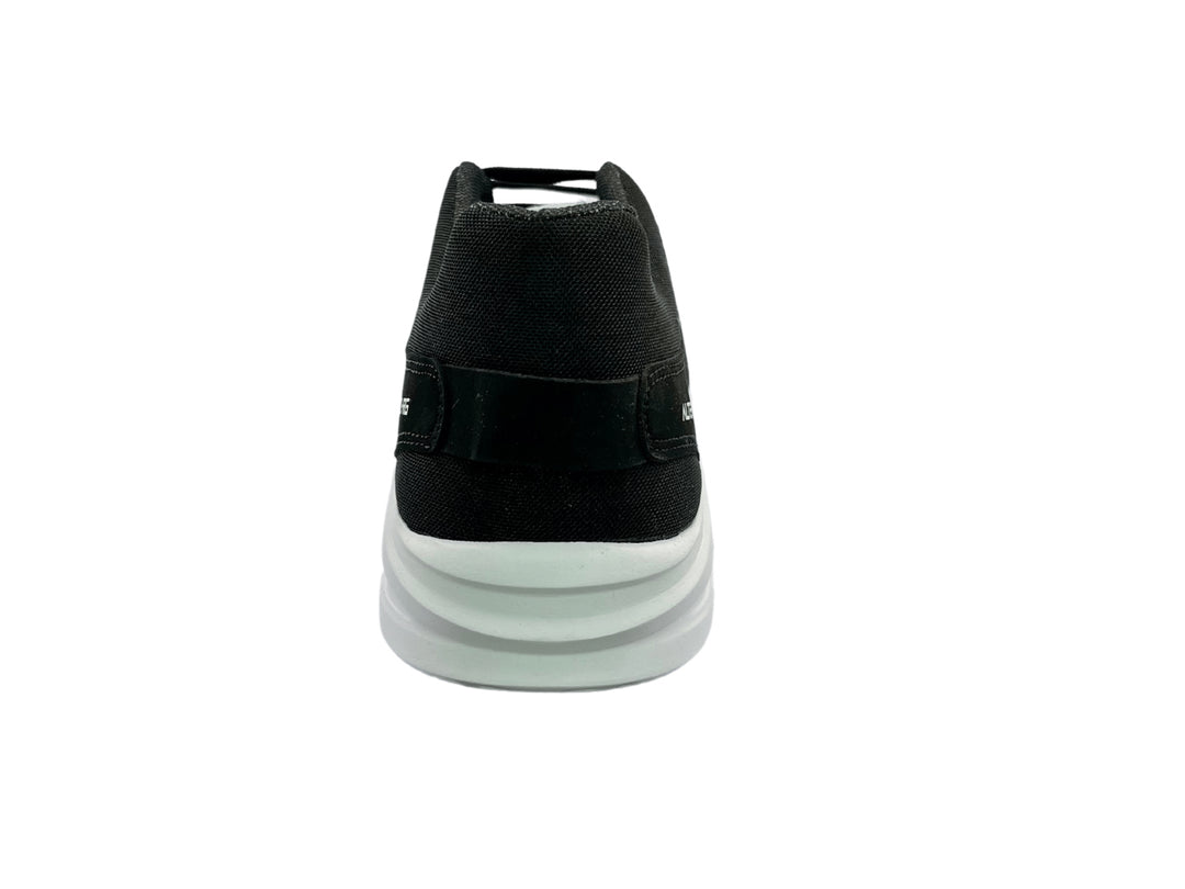 Tenis deportivos marca Alterno en color negro con suela y logotipo blanco.