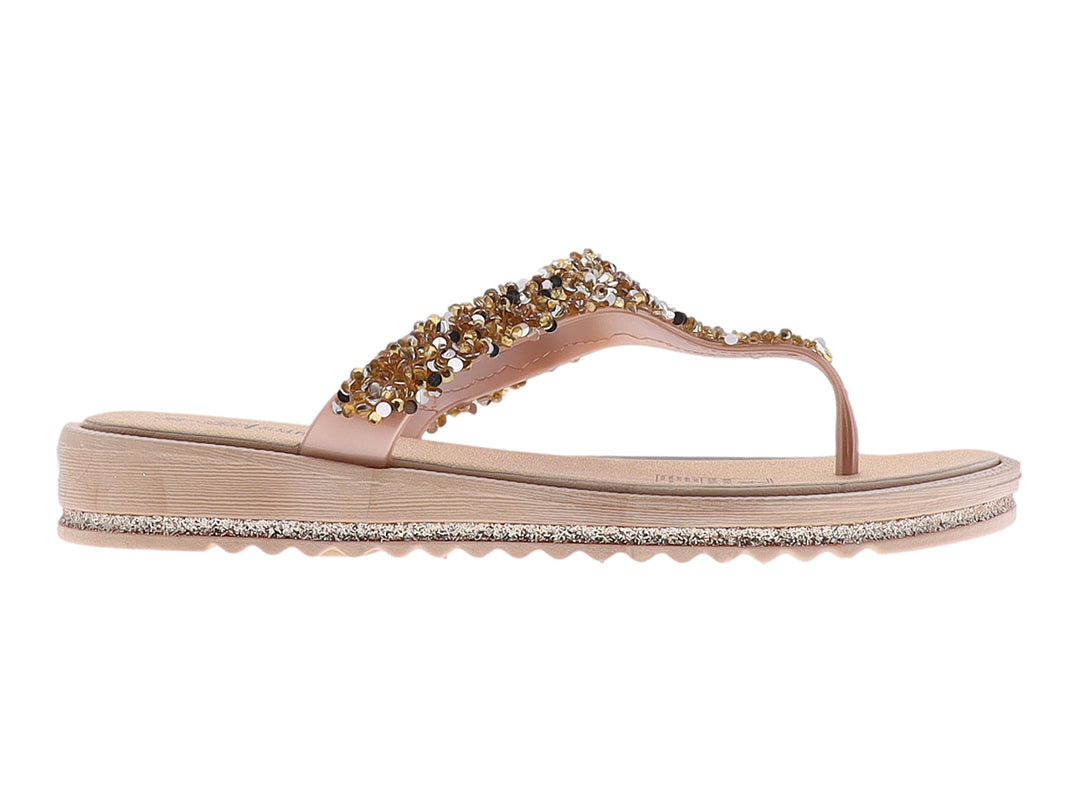 Sandalia de dedo color rosa con plataforma y tira decorada con brillantes dorados.