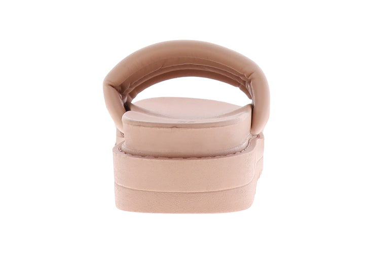 Sandalia de plataforma color rosa con tiras acolchadas y suela dentada.
