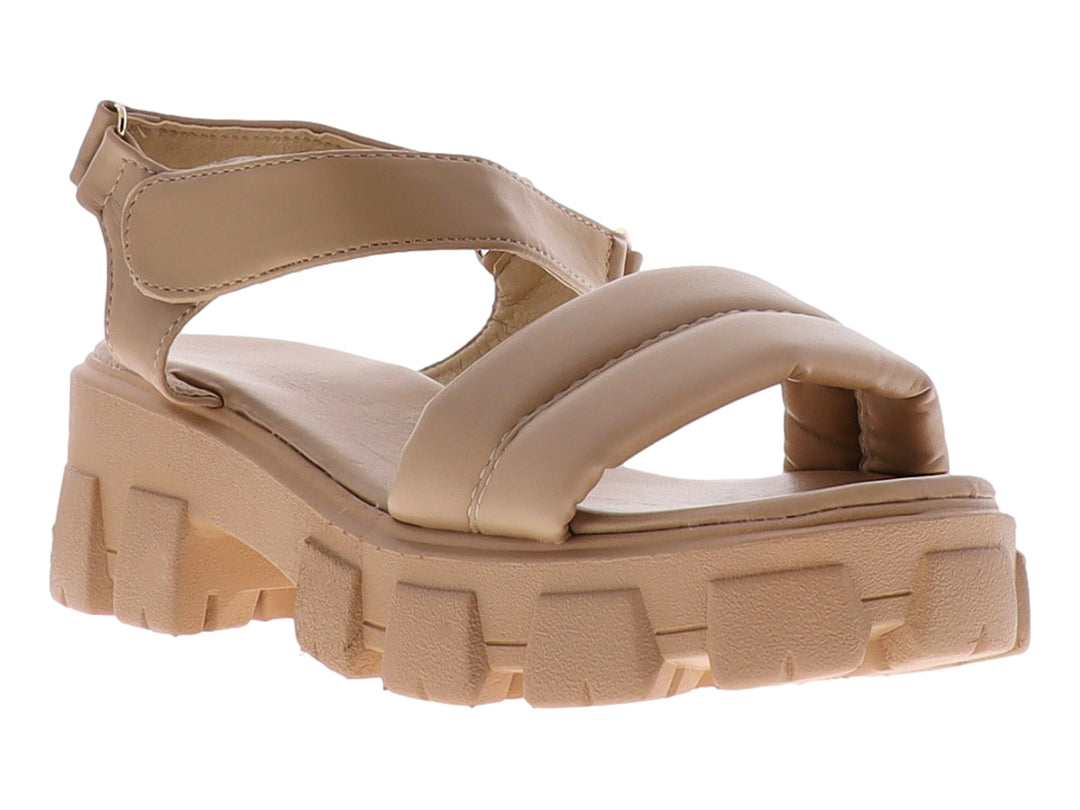 Sandalia color camel con suela de plataforma gruesa y correas acolchadas.