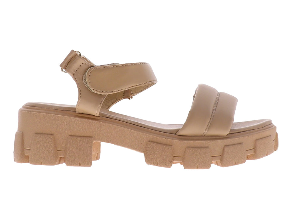 Sandalia color camel con suela de plataforma gruesa y correas acolchadas.