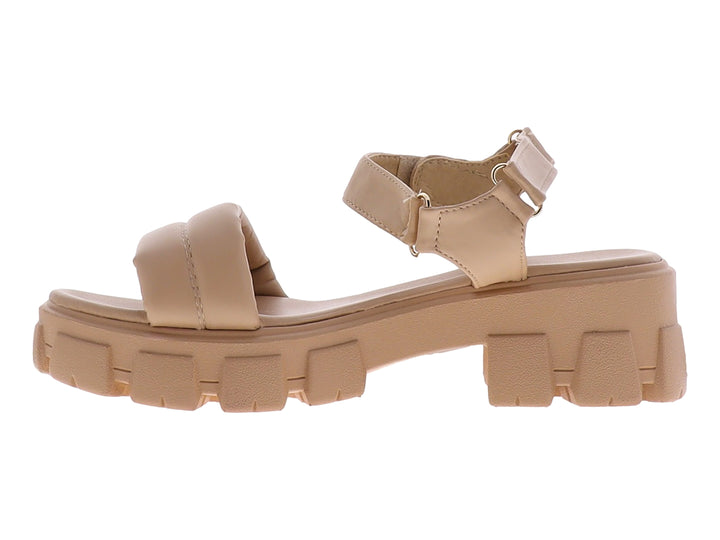 Sandalia color camel con suela de plataforma gruesa y correas acolchadas.