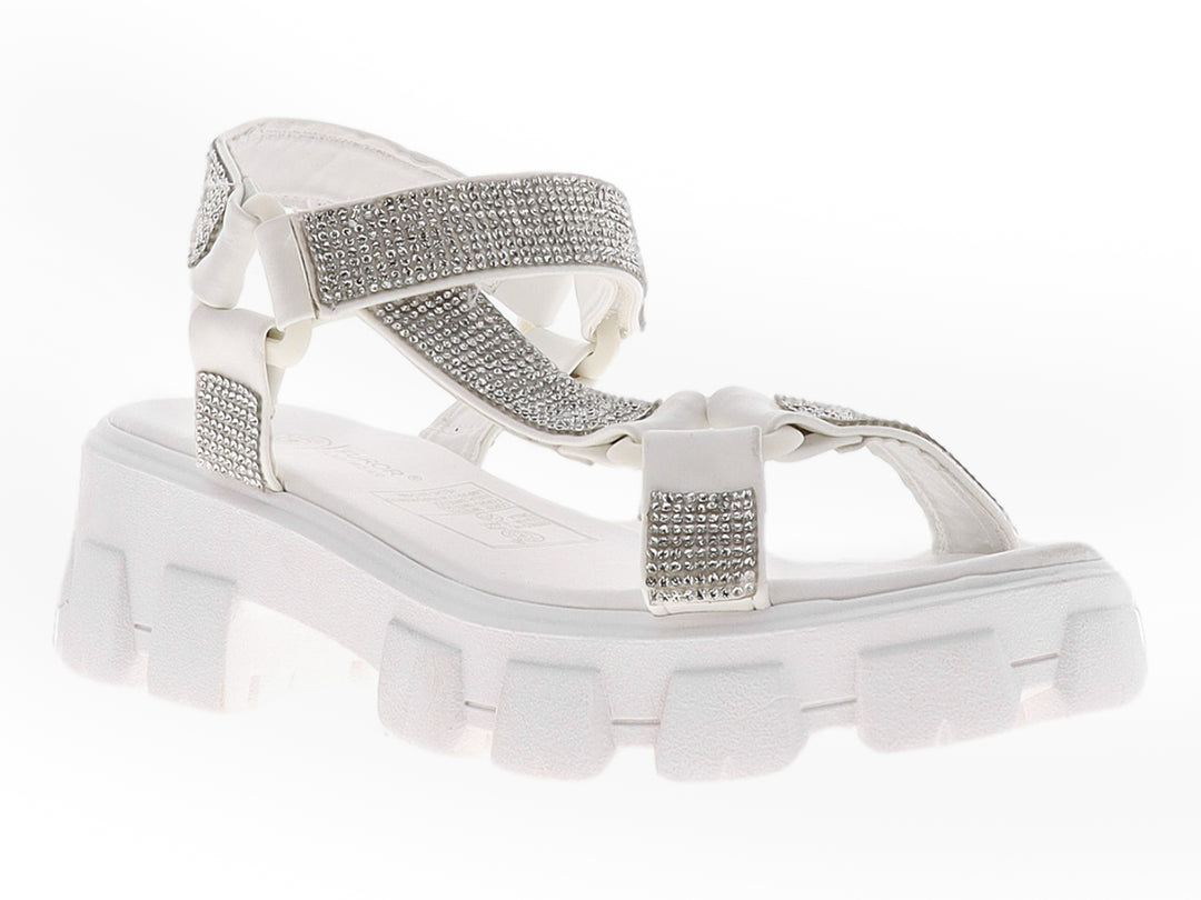 Sandalia blanca de plataforma con tiras decoradas con brillantes.