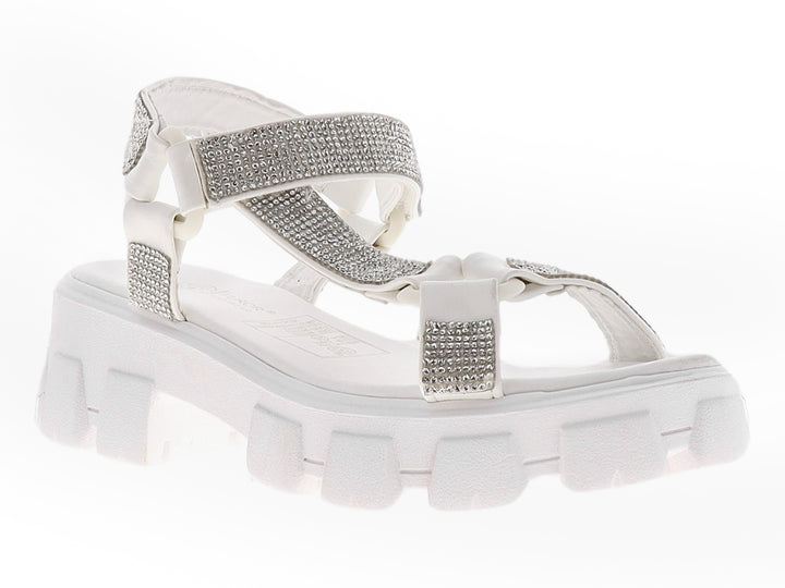 Sandalia blanca de plataforma con tiras decoradas con brillantes.