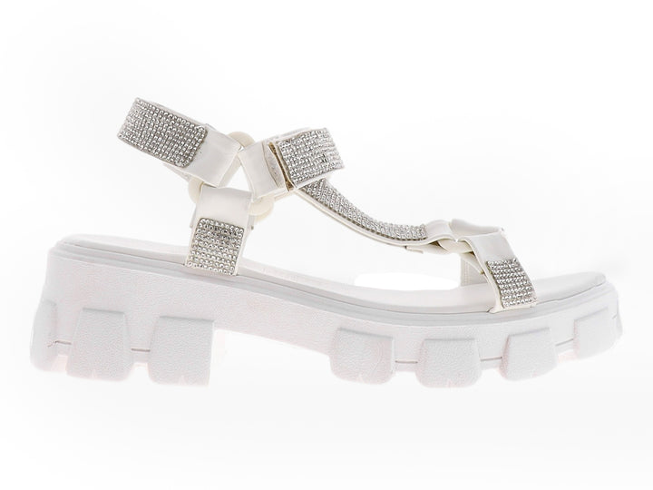 Sandalia blanca de plataforma con tiras decoradas con brillantes.