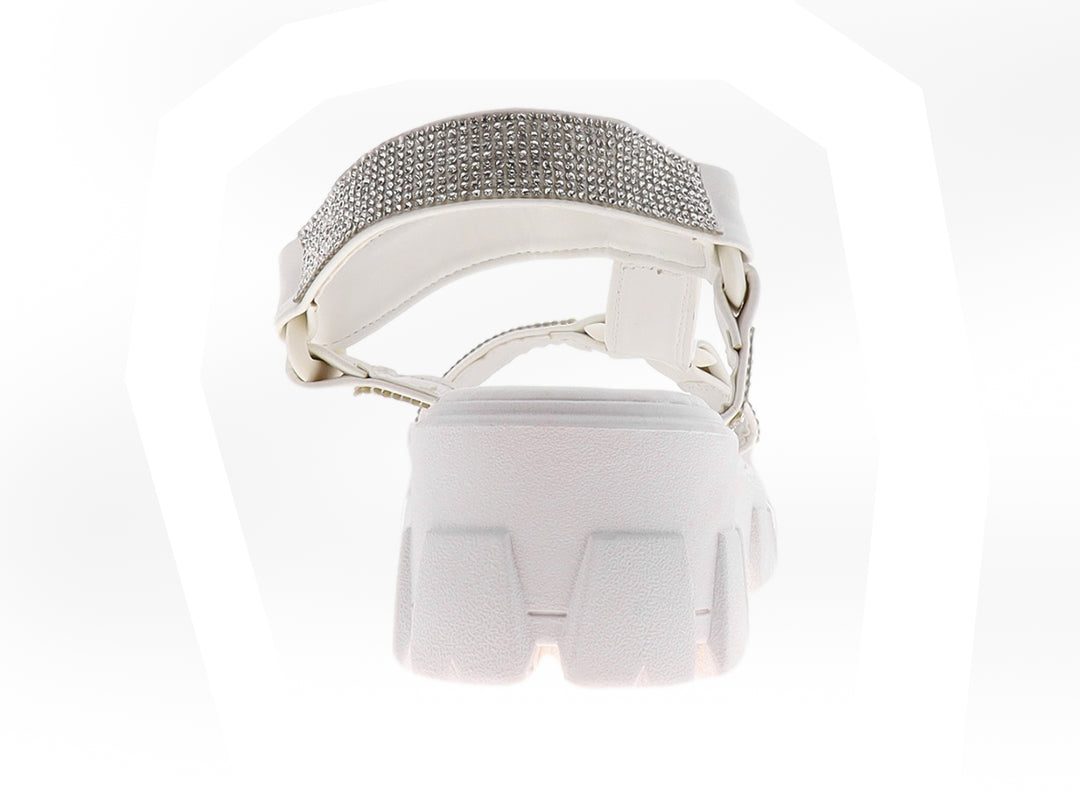 Sandalia blanca de plataforma con tiras decoradas con brillantes.