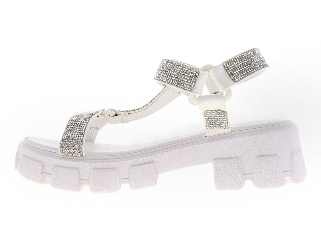 Sandalia blanca de plataforma con tiras decoradas con brillantes.
