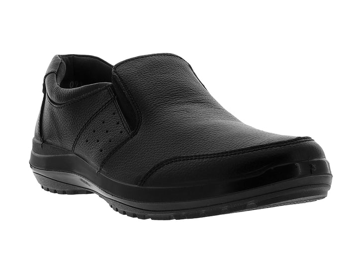 Zapato slip-on de color negro con acabado en cuero granulado y suela negra.